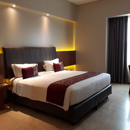 Demelia Hotel Makassar Exteriör bild