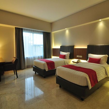Demelia Hotel Makassar Exteriör bild