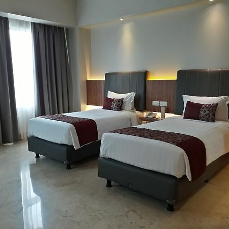 Demelia Hotel Makassar Exteriör bild