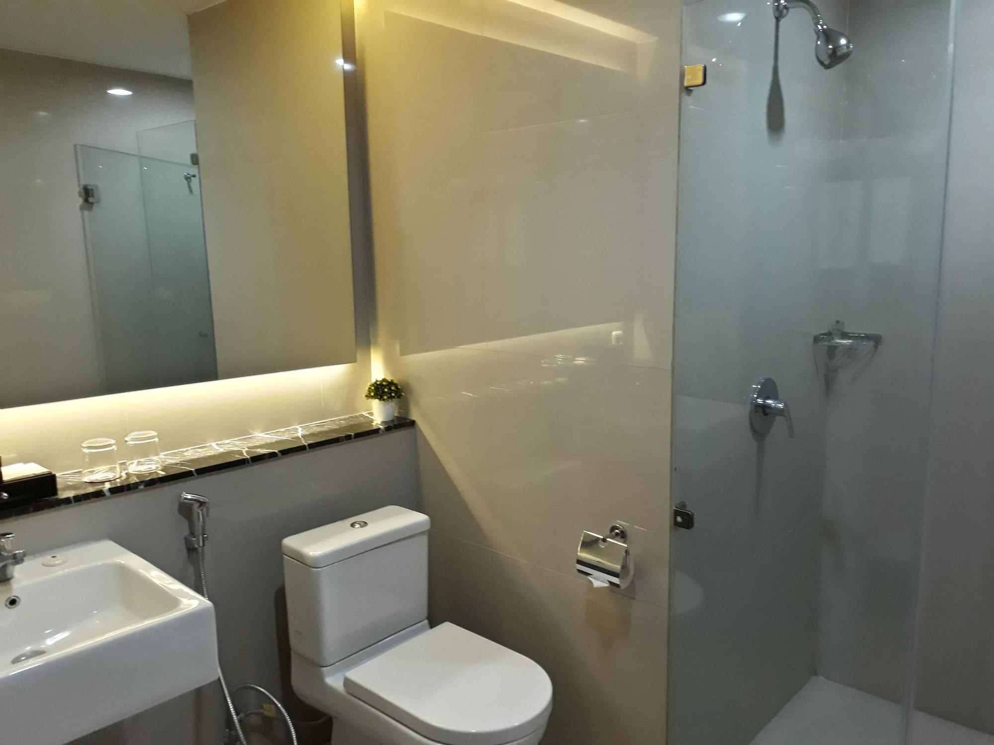 Demelia Hotel Makassar Exteriör bild
