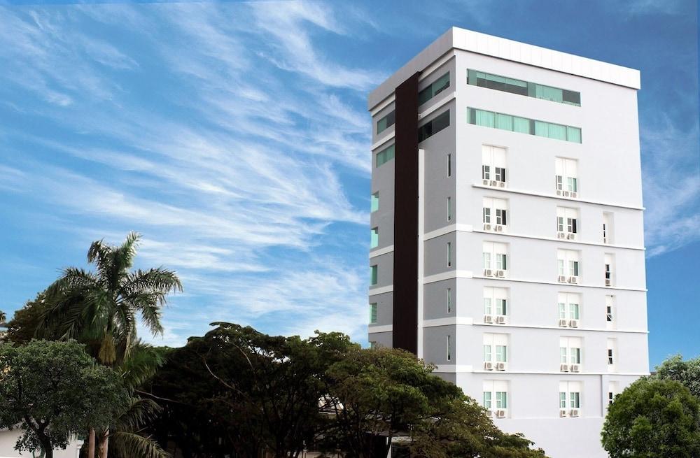 Demelia Hotel Makassar Exteriör bild