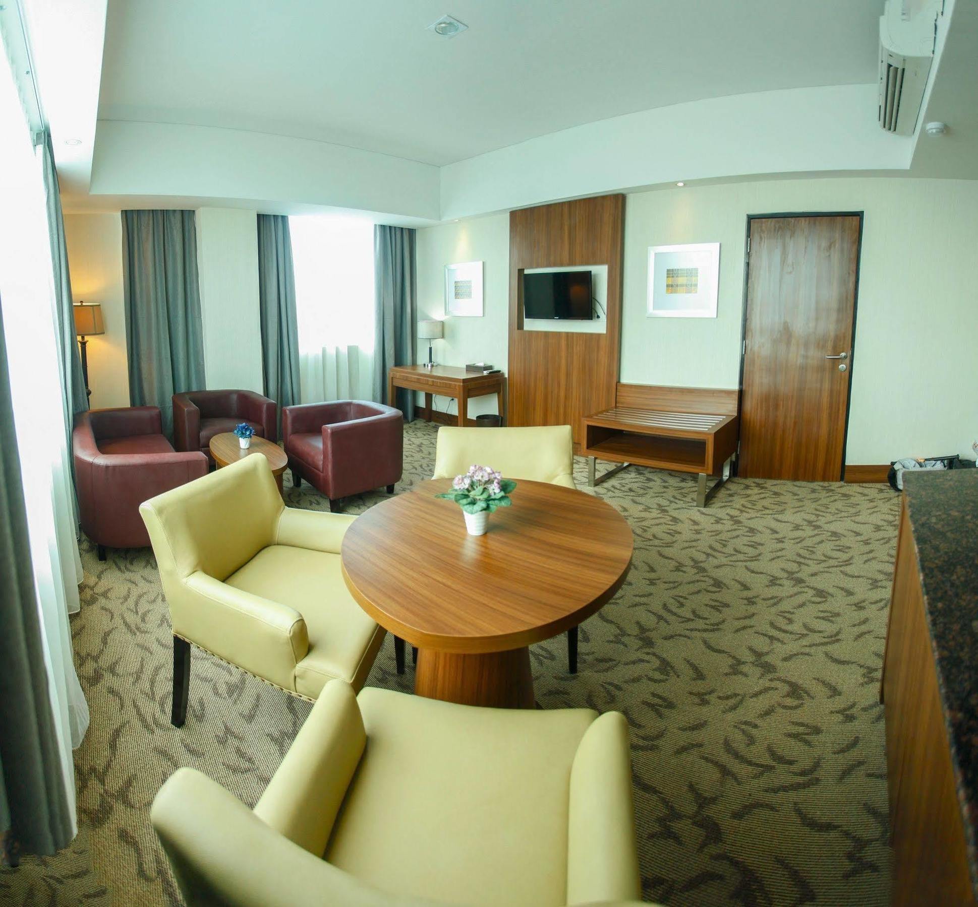Demelia Hotel Makassar Exteriör bild