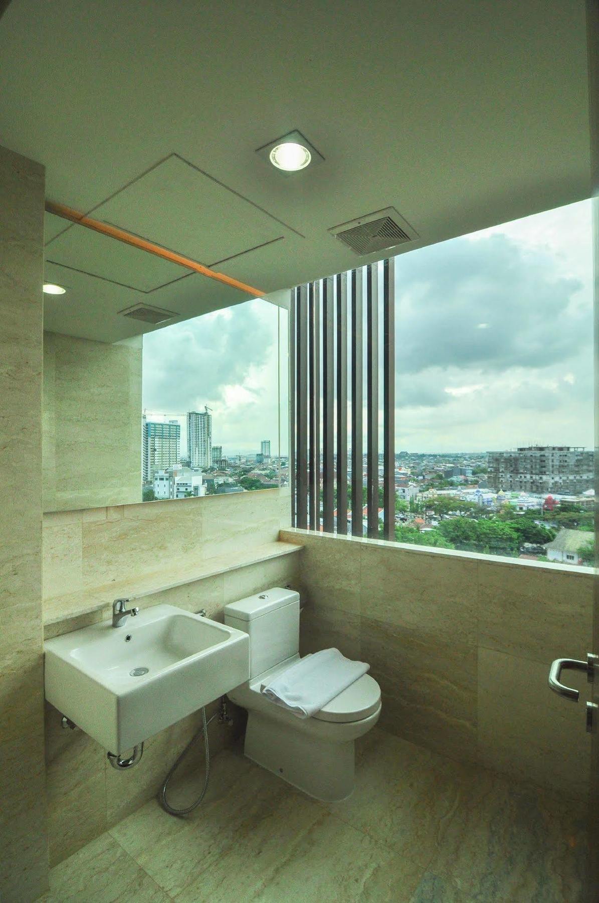 Demelia Hotel Makassar Exteriör bild