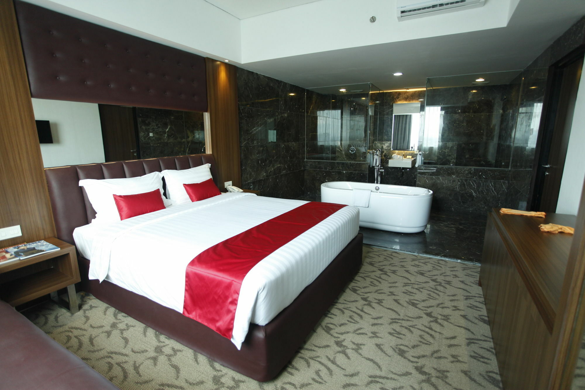 Demelia Hotel Makassar Exteriör bild