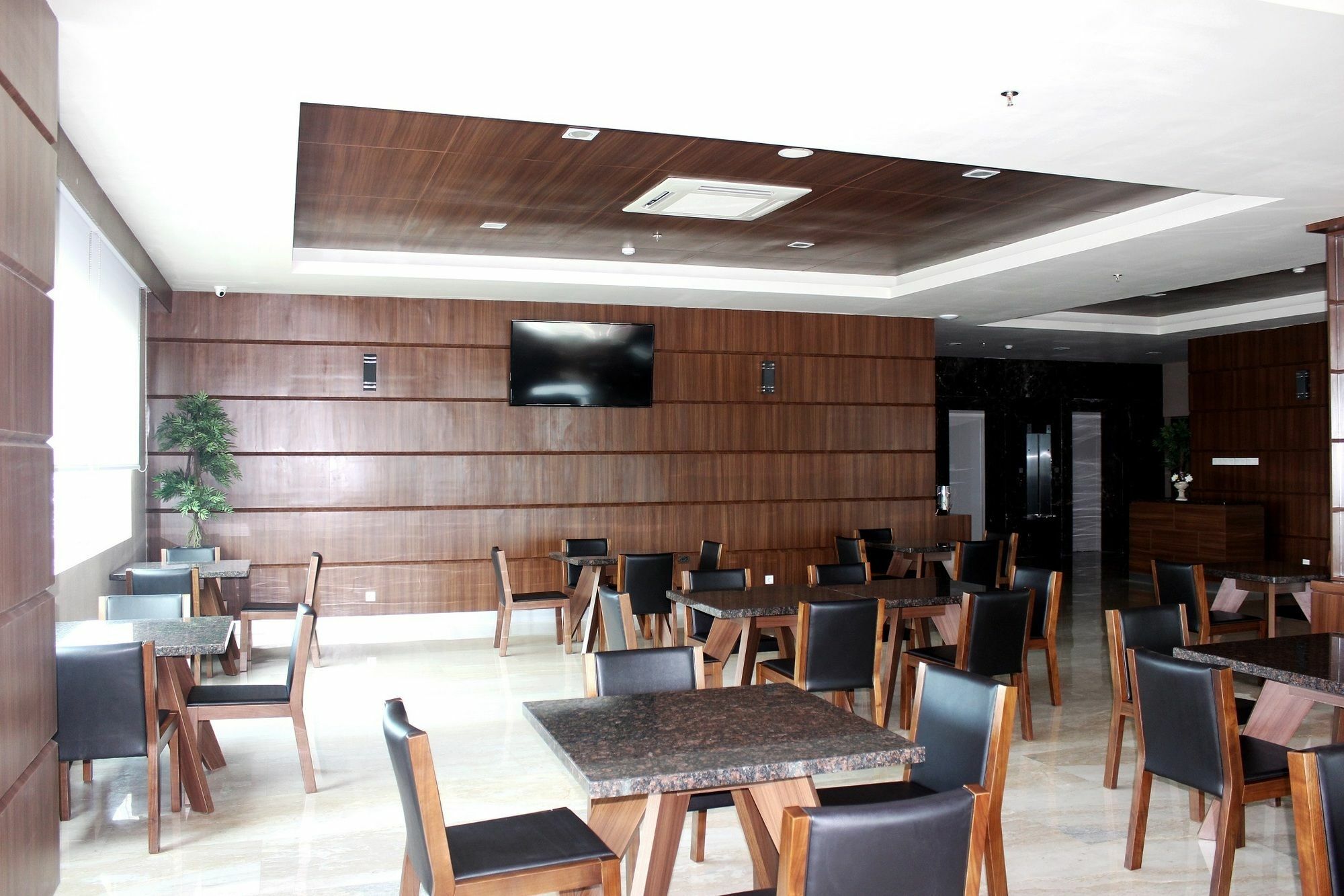 Demelia Hotel Makassar Exteriör bild