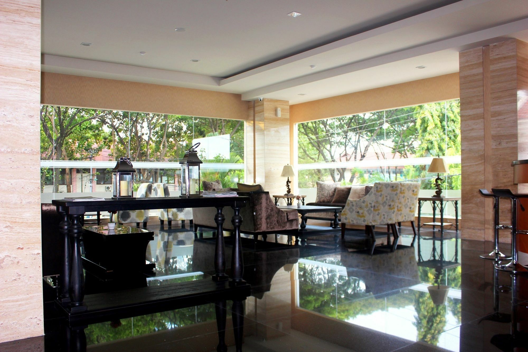Demelia Hotel Makassar Exteriör bild