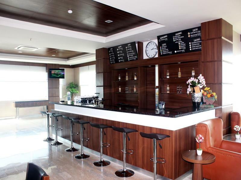 Demelia Hotel Makassar Exteriör bild