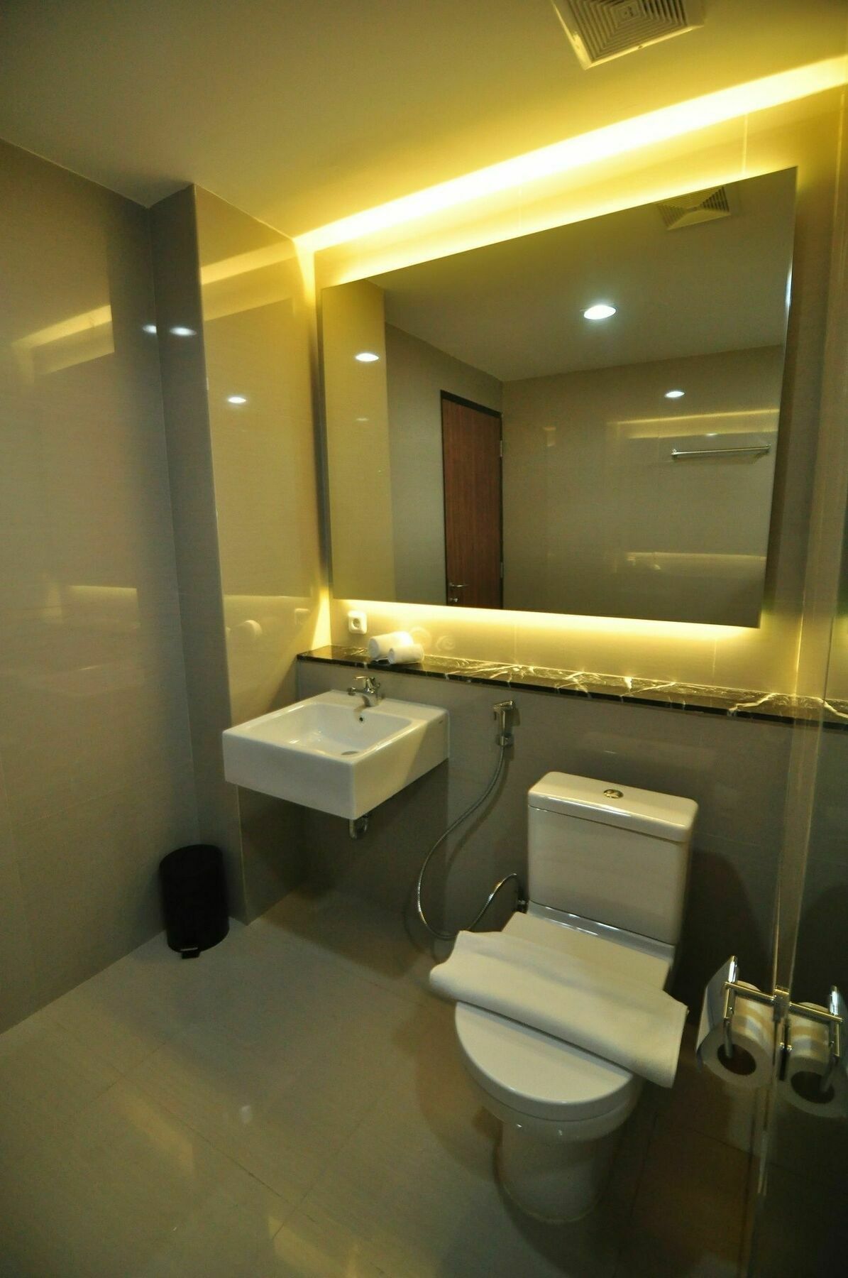 Demelia Hotel Makassar Exteriör bild
